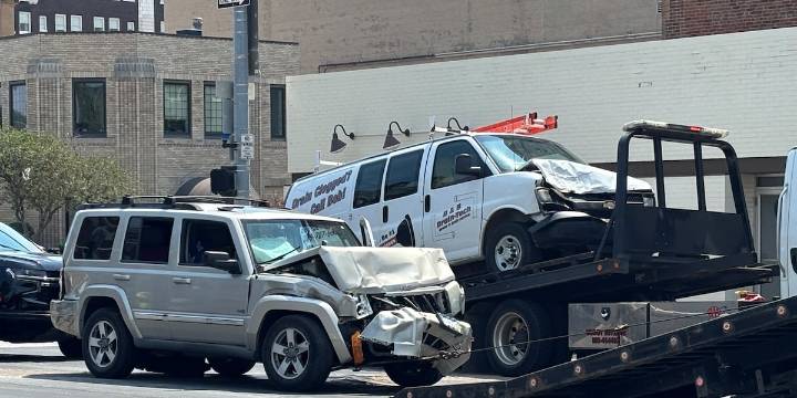 4th Street down to one lane after 2 cars crash in Downtown Davenport