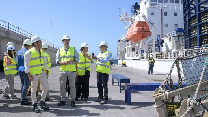 Visita al buque Cable Enterprise, atracado en Granadilla