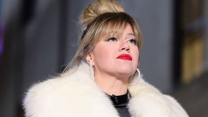 Kelly Clarkson's $22K hidden outfit detail that symbolizes 'healing' in first appearance since ex