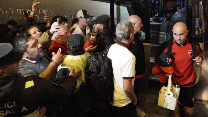 La pasión de los hinchas en la llegada de Newell's a Salta para jugar por Copa Argentina