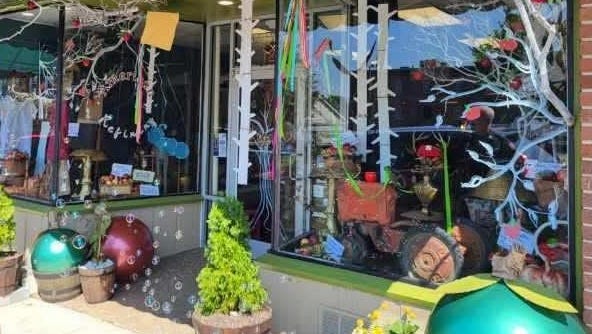 Hendo businesses vie for best window display in Apple…