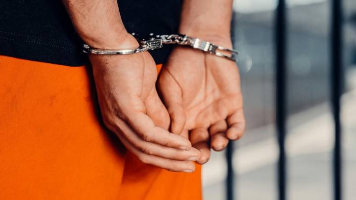 Detienen a sujeto que intentó desarmar a un oficial en Laredo; no es su primer altercado