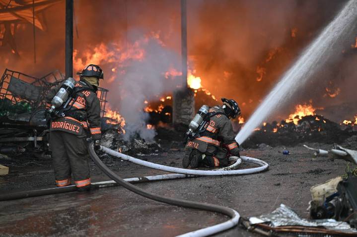 Continúan trabajos para extinguir incendio en planta de reciclaje en Gurabo
