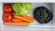 Pocos lo saben: por qué hay que poner un pedazo de carbón vegetal en el cajón de verduras