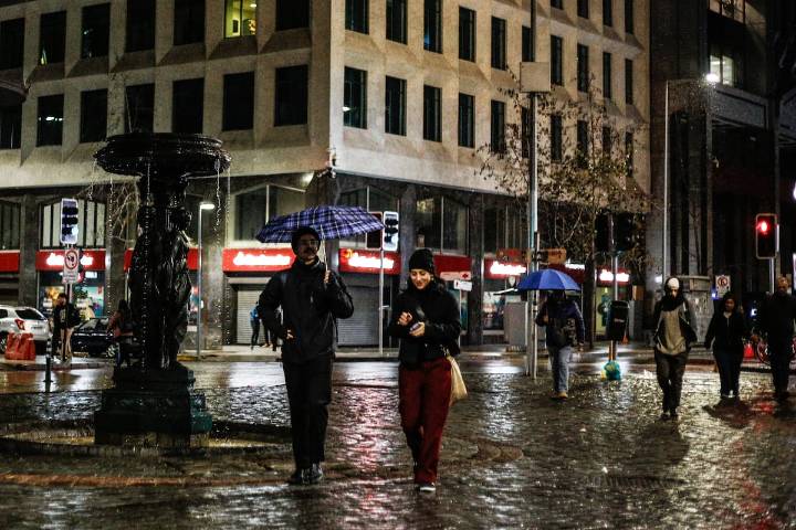 Nieve y lluvia en Santiago: revisa los cortes de rutas y anegamientos tras el sistema frontal
