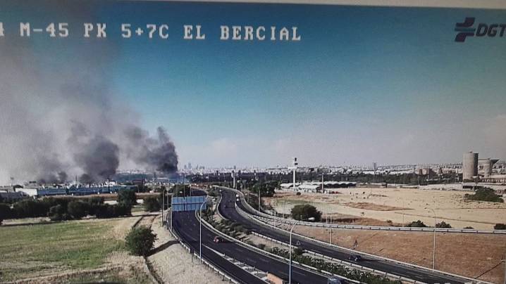 Incendio de vegetación en la M-45 a la altura del kilómetro cinco
