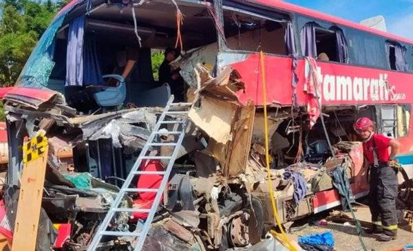 Brasil: Once muertos y más de 40 heridos en un choque de un autobús turístico