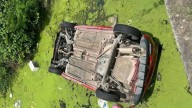 Auto sale del camino y cae a arroyo en La Amapa, al sur de Mazatlán