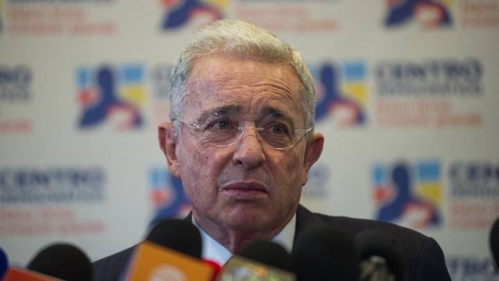 Presentan nueva denuncia penal contra Álvaro Uribe por hostigamiento y amenazas 26 de agosto de 2025