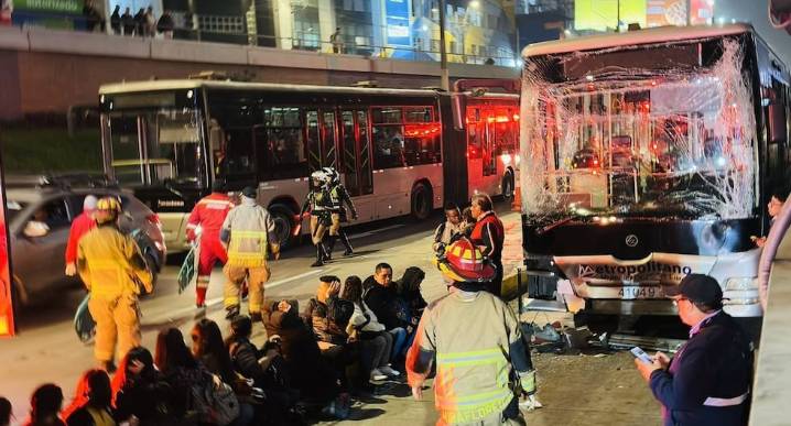 Más de 30 pasajeros heridos por triple choque del Metropolitano en la Vía Expresa | VIDEO Al menos 30 pasajeros del Metropolitano resultaron heridos en la Vía Expresa, en Surquillo.