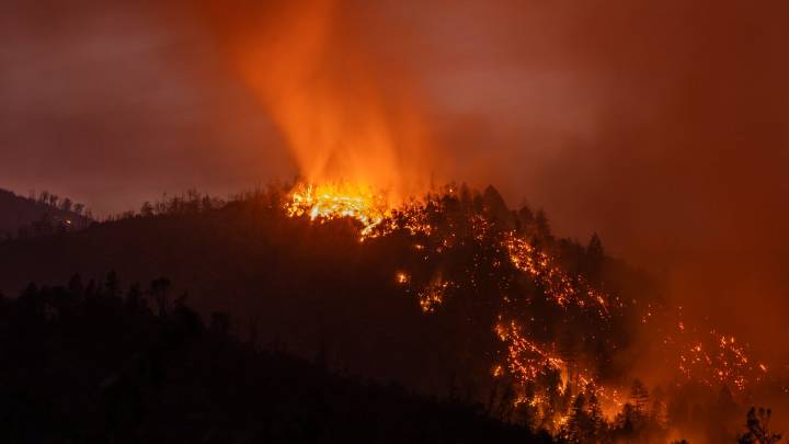 Wildfires expand in Oregon and California, threatening homes