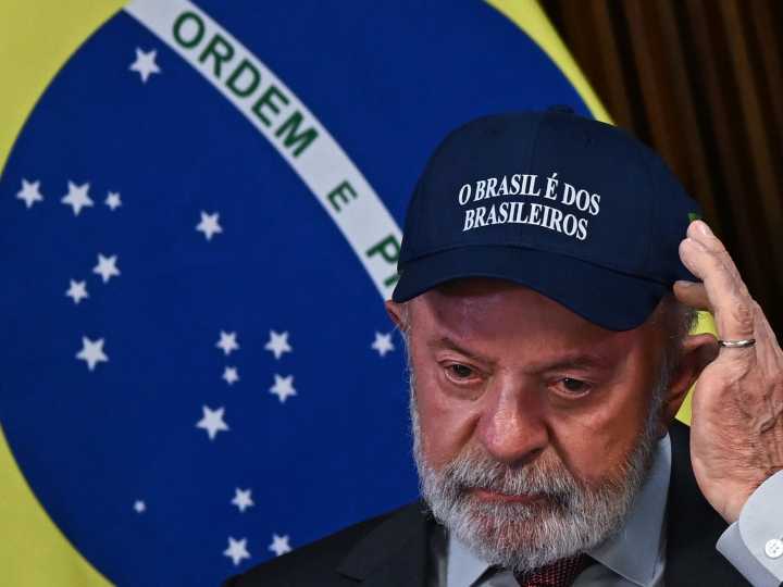Estados Unidos revoca la visa del ministro de Justicia brasilero, anunció Lula, con una gorra azul y la leyenda: "Brasil es de los brasileños"