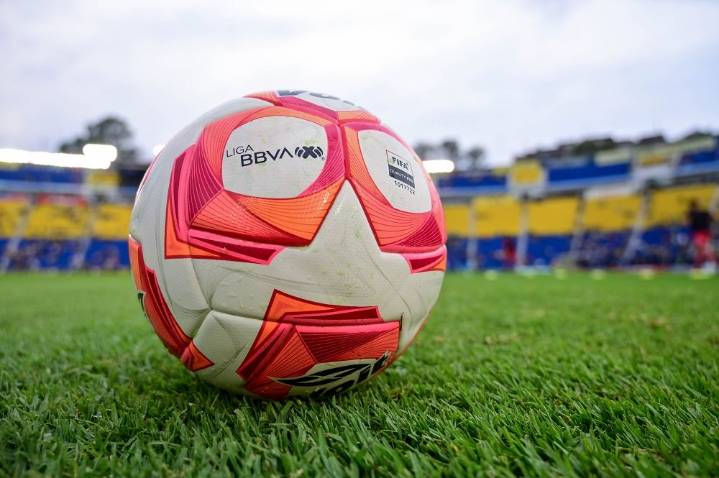 Sin arrancar el América vs Gallos por tormenta eléctrica