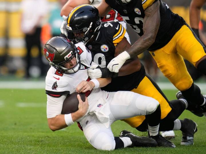 Steelers rookie Derrick Harmon exits game with knee injury