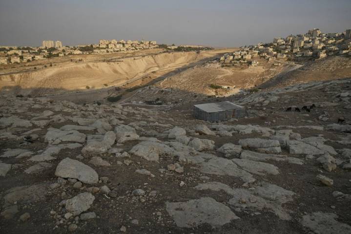Israel approves settlement project that could divide West Bank