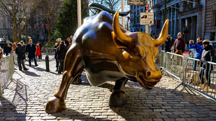 El Dow Jones cierra con una ganancia mínima de 0.08% en un viernes de cautela en Wall Street