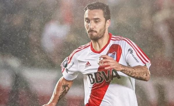 Scocco salió en defensa de Cavani en medio de las críticas de los hinchas de Boca