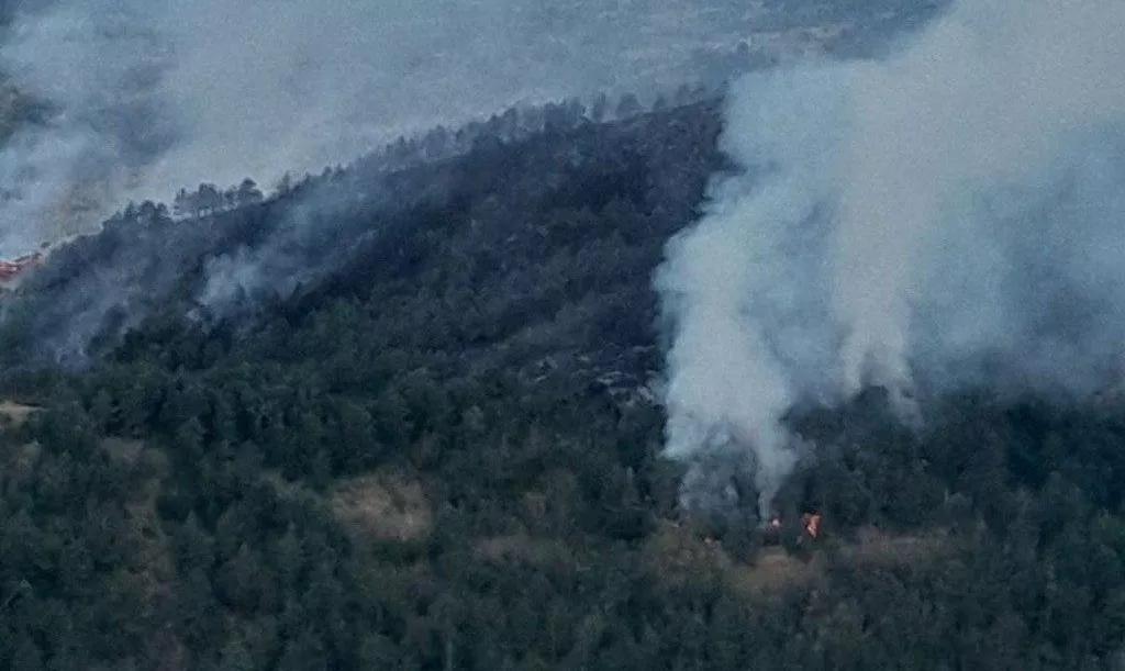 Incendio forestal en las peñas de Larraz, entre Aragüés del Puerto y el Valle de Hecho