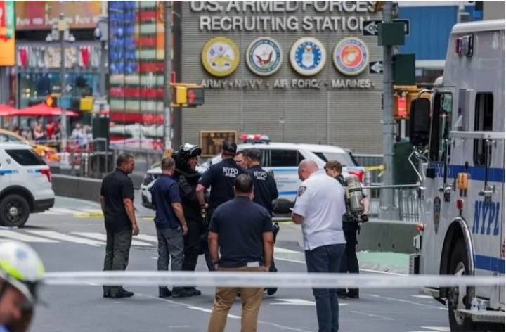 Times Square quedó vacía por una amenaza de bomba: la policía de Nueva York encontró un paquete sospechoso