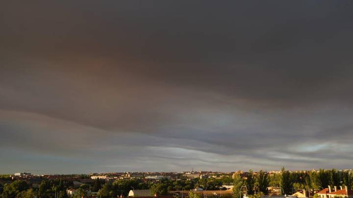 Fotonoticia | La boina de humo que ‘corona’ Salamanca