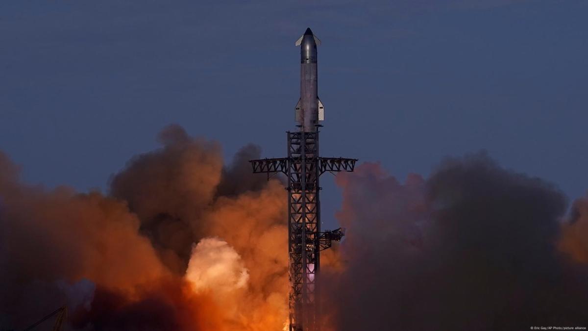 El megacohete Starship de SpaceX realiza con éxito el décimo vuelo de prueba