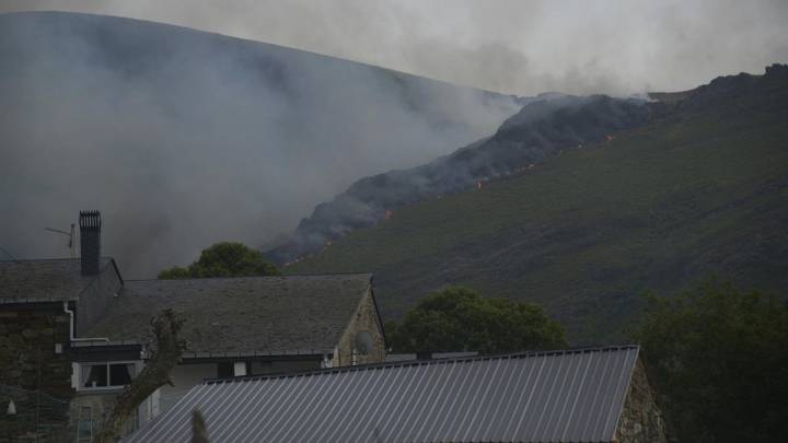 El fuego cerca las casas en Chandrexa de Queixa, el peor incendio del verano en Galicia