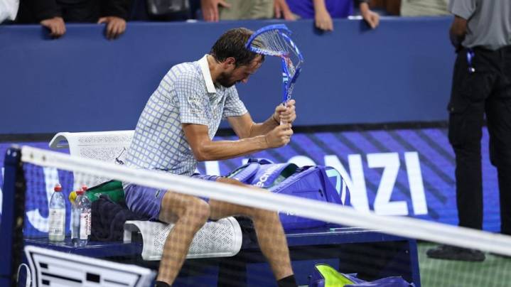 Escándalo en el US Open: Daniil Medvedev explotó contra el umpire tras la irrupción de un fotógrafo