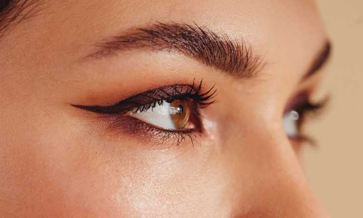 The Only Tip You'll Ever Need To Expertly & Easily Apply Top Eyeliner