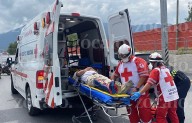 Motociclista resulta lesionado tras derrapar y chocar contra camioneta en el periférico LEA