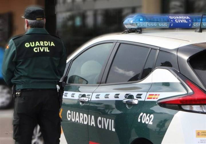 Investigan si los incendios en varias viviendas de Pinos Puente están relacionados con el homicidio de un joven
