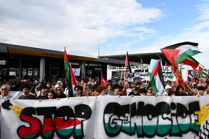 Miles protestan por Gaza cerca del Festival de Cine de Venecia