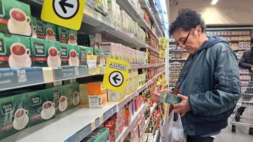 La confianza del consumidor sufrió en agosto la peor caída en 20 meses ante un freno en salarios y créditos