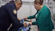 Abandonan en los baños públicos a una bebé; policía le salva la vida