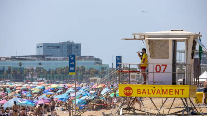 Arranca la huelga indefinida de los socorristas de Barcelona
