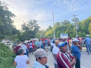 Para pedir apoyo al campo, productores bloquean carretera federal 200