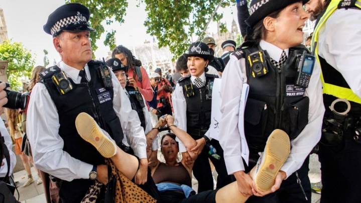 Caos en Londres: más de 450 detenidos por apoyar un grupo propalestino declarado “terrorista”