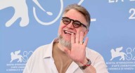 No me asusta la inteligencia artificial, sino la estupidez natural, afirma Guillermo del Toro en presentación de ‘Frankenstein’ en Venecia