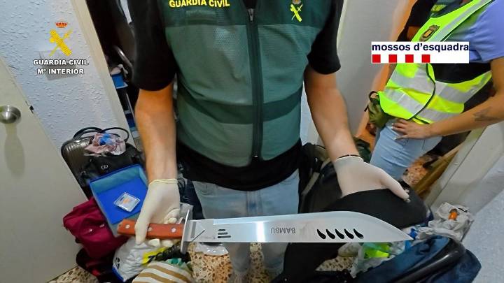 Detenido un yihadista radical en Barcelona que escondía un machete grande en su casa