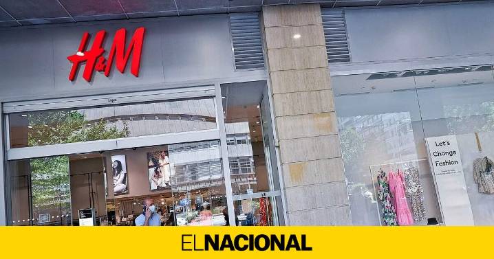 Blanca, amplia y con volantes: la blusa de H&M que encaja en todos los estilos