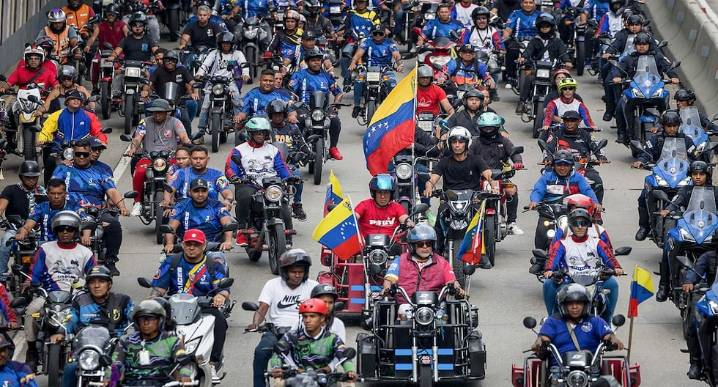 Motoristas recorren Caracas en respaldo a Maduro y contra las “amenazas” de EE.UU.