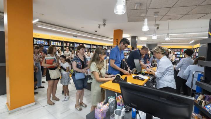 Volveremos vuelta al cole empieza con filas en las librerías de Zaragoza