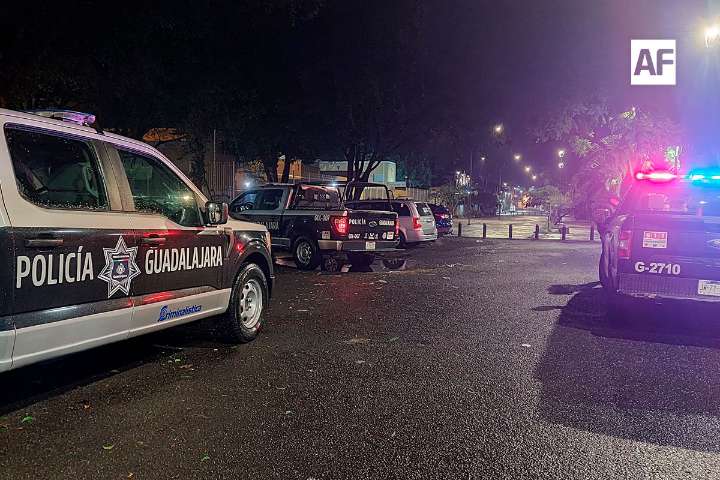 Localizan a policía de Guadalajara asesinado a balazos dentro de un tambo