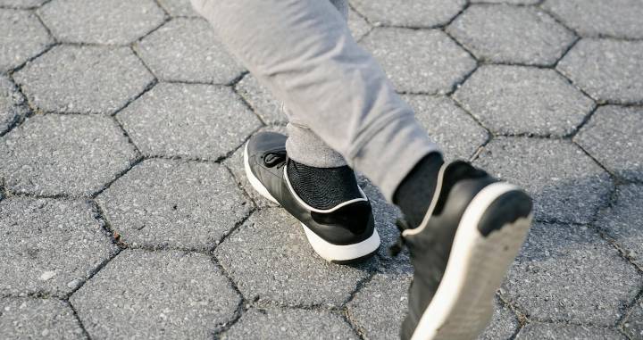 Hombre logra adelgazar 118 kilos de peso con solo caminar: recorrió casi 13.000 kilómetros en dos años y gastó 22 pares de zapatillas