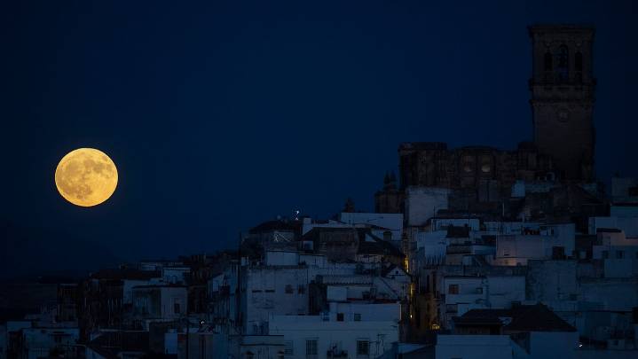 When to see the August full moon, why it's called the sturgeon moon