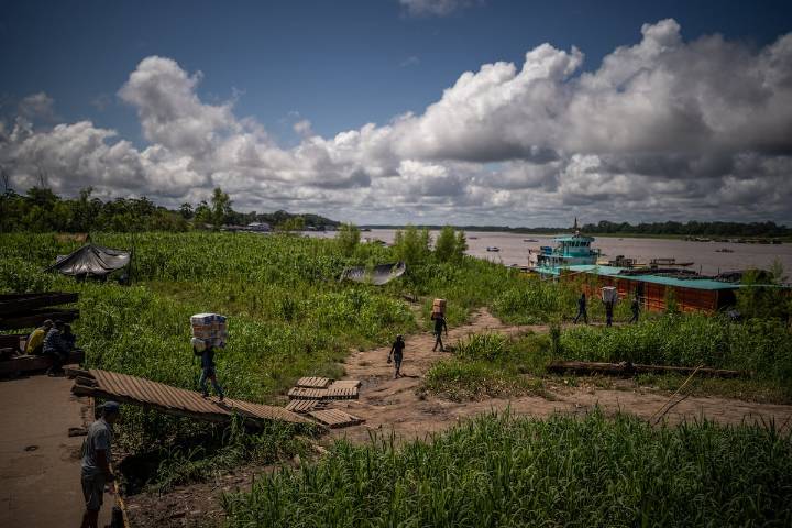El problema ambiental que amenaza con dejar al puerto colombiano de Leticia sin conexión al río Amazonas