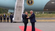 Alfombra roja, aplausos y una rueda de prensa sin preguntas: la puesta en escena de la reunión Trump