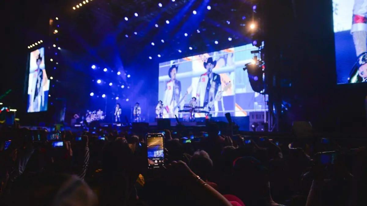 Noche de recuerdo, romanticismo y desamor con Bronco en la Fenapo