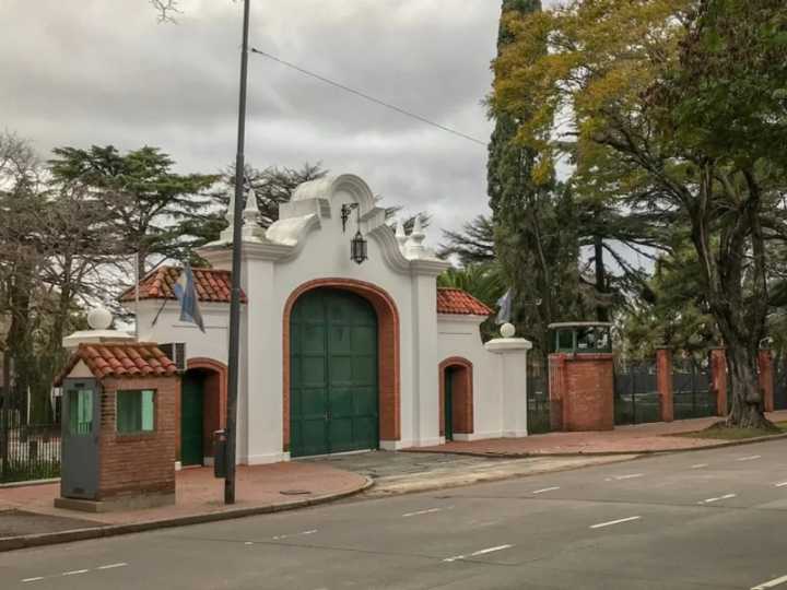 Milei intenta blindarse de otro revés en el Congreso: reunió de urgencia a sus diputados en Olivos