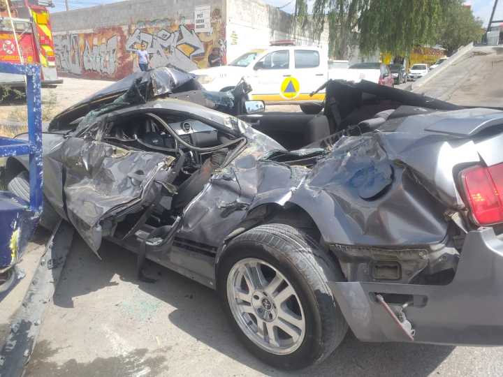 Joven queda lesionado tras chocar su Mustang contra un camión en Torreón