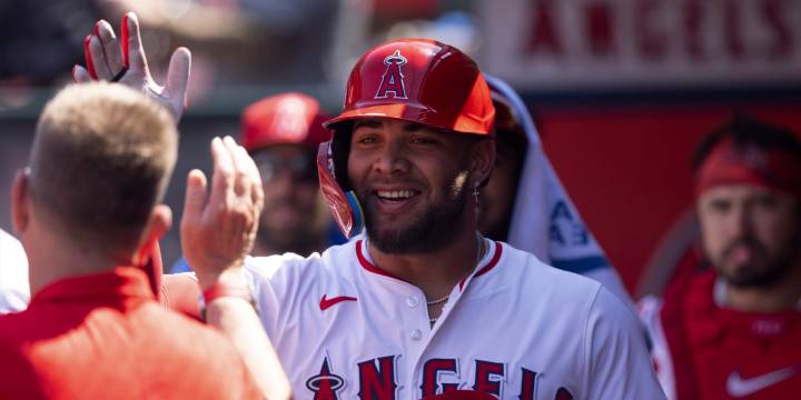 Yoán Moncada returns after passing U.S. citizenship test